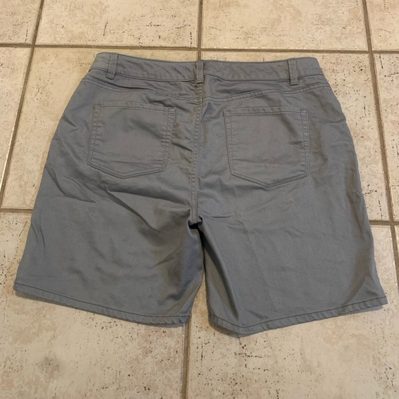 Denver Hayes Mia Mid Rise Grey Shorts - Women's Size 14 - Picture 4 of 6